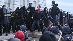 Un seguidor de Trump, rodeado de polic�as en el Capitolio