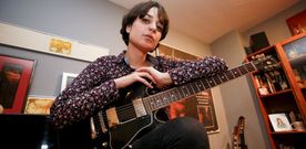 Cora Velasco posa en su casa con la guitarra el�ctrica que suele lucir en los conciertos. 