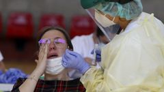 El Sergas est� realizando cribados en toda Galicia, como este de A Illa, para tratar de detectar el mayor n�mero de asintom�ticos posible