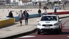 Un veh�culo de la Polic�a Local de Sanxenxo, en una imagen de archivo, patrullando por el paseo de Silgar.