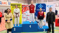Xiana Casal, en el podio del Vila de Moa�a con su medalla de oro colgada.