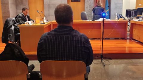 El acusado de atropellar mortalmente a un Guardia Civil en la Autov�a Minera, en el banquillo de los acusados.