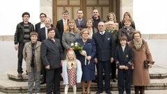 Arturo Gayoso Fraga, en primera fila, con corbata, rodeado de familiares (a su derecha, su esposa) cuando celebr�, en el 2011, las bodas de oro de su matrimonio