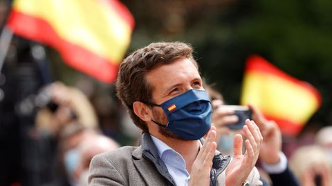 Pablo Casado, este s�bado, aplaudiendo las palabras de Isabel D�az Ayuso en un mitin en Pozuelo de Alarc�n