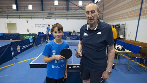 Anxo Castro, a la izquierda, y Rafael de Pazos, a la derecha, antes de su partido de tenis de mesa