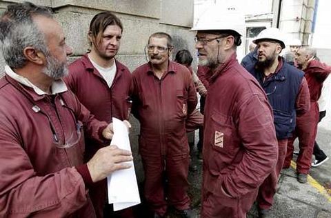 Empleados de Maessa se concentraron en Navantia acompaados de otros operarios auxiliares. 