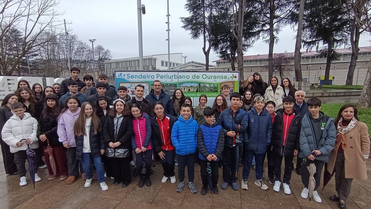 El alumnado de Salesianos renueva la señalización del sendero periurbano de Ourense