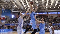 Ethan Happ gana la batalla por un rebote a Dusan Ristic, con Sergi Garc�a al acecho.