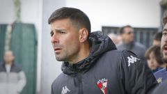 <span lang= gl >Gonza, adestrador do Arousa</span>