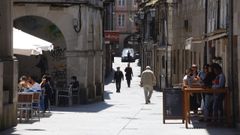 La terraza de O Castelo contrasta con el cierre de los bares de la R�a Nova en su parte estrecha