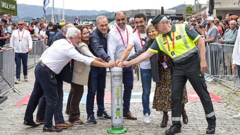 Luis López, tercero por la derecha, en el arranque de La Vuelta este martes en Combarro