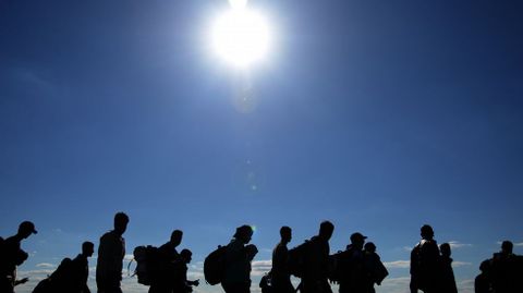 El corredor serbio. Miles de personas caminan a diario a lo largo de los campos de cultivo serbios, un corredor hacia la frontera con Croacia. Ni�os, ancianos y enfermos  unidos por la desesperaci�n y la solidaridad, cargados con todas sus pertenencias. 