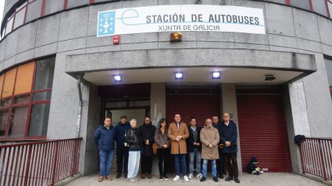El diputado socialista Aitor Bouza, en el centro, acompa�ado por representantes socialistas de la comarca, este s�bado frente a la estaci�n de autobuses de Ferrol.