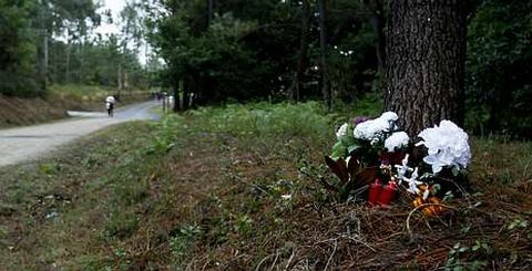 <span lang= es-es >Un peluche para Asunta</span>. Ayer se cumpli� una semana del hallazgo del cad�ver de Asunta al lado de este �rbol, junto a una pista de Teo, cerca de Santiago. Flores, unas velas y un peluche recordaban ayer la tragedia. Asunta Basterra Porto cumplir�a hoy 13 a�os.