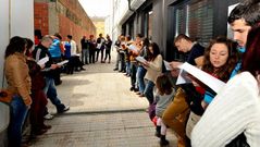 Los adjudicatarios se reunieron a las dos y media en la entrada al edificio para constituir la comunidad, en la imagen