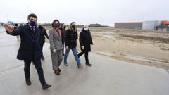 Los polticos dieron un pequeo paseo por la nueva zona urbanizada