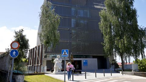 Pacientes en el entorno del centro de salud Olimpia Valencia de Vigo, el �ltimo que se abri� en Galicia