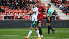 Jes�s Bernal se echa las manos a la cabeza durante una acci�n del partido. 