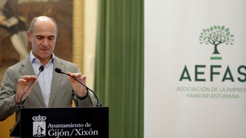 El presidente de AEFAS, I�igo Cabal, en la presentaci�n del XVI Premio Familia Empresaria de Asturias