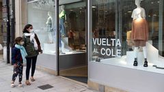 Una mujer y su hija pasean por una calle del centro de Oviedo