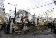Una pala, trabajando en el solar en donde estaba el inmueble okupado, en Atocha Alta. 