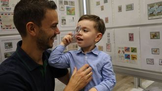 Álvaro con su padre en la sala de exposiciones del edificio de Correos, donde tiene su primera colección como filatélico