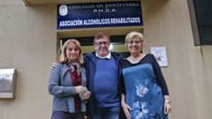 Willie, en el centro, flanqueado por las terapeutas de la Asociaci�n de Alcoh�licos Rehabilitados de Pontevedra, un colectivo que �l preside desde hace cuatro a�os 