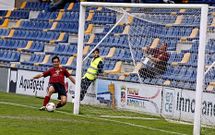 Tras un fallo de P�rez y Marcos Val�n, Richi marc� el 1-0 para el Pontevedra a puerta vac�a.
