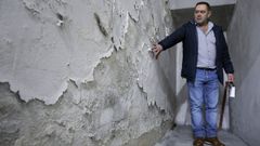 Jos Uzal, presidente de la comunidad de vecinos, muestra la filtracin en un trastero.