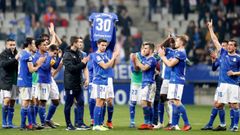Edu Cortina�Real Oviedo Alcorc�n Carlos Tartiere.Los futbolistas del Real Oviedo, durante su recuerdo al padre de Edu Cortina