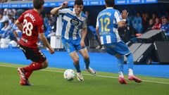 Loureiro conduce el bal�n en el Deportivo-Mirand�s