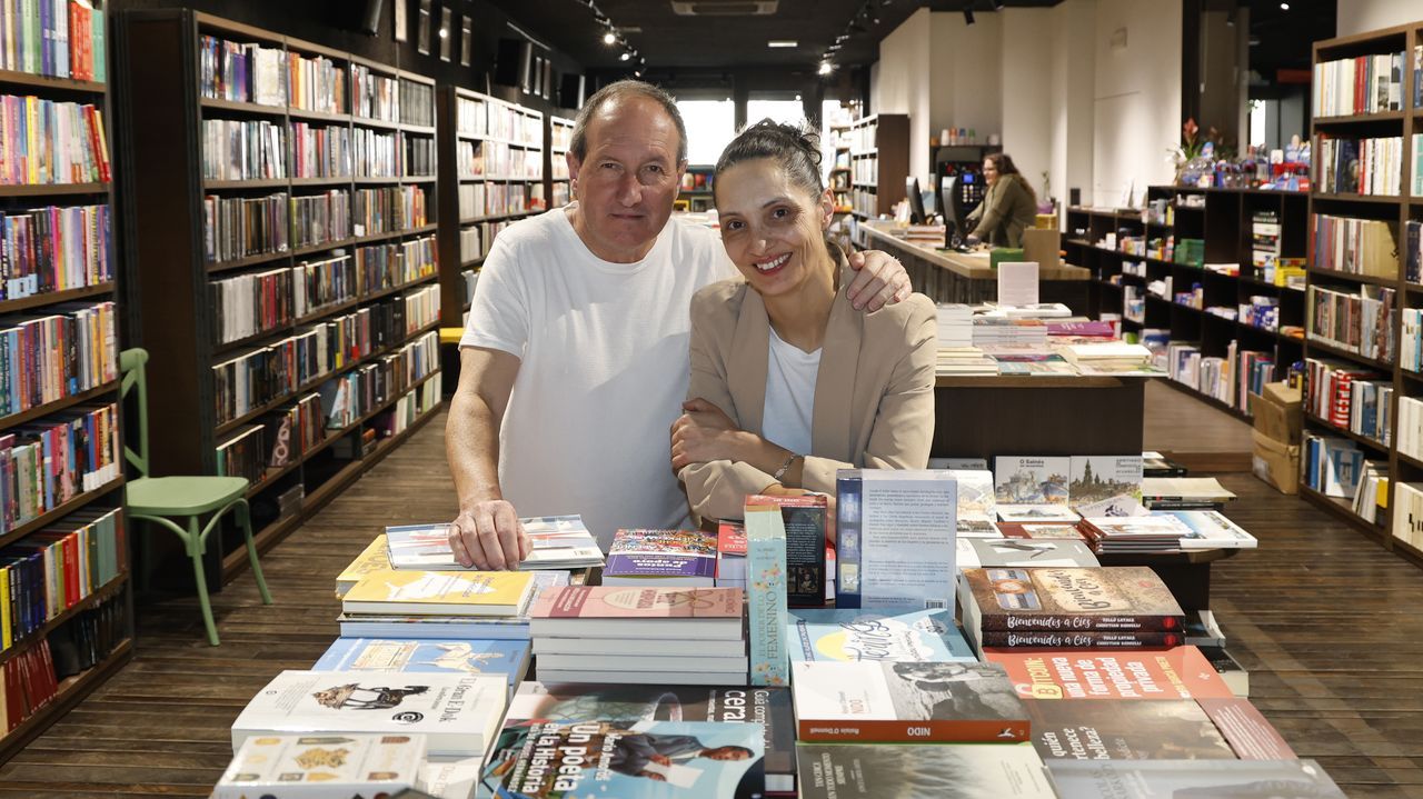 Relevo generacional en una librería histórica de Ourense: «Es todo un regalazo»