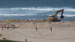 Una pala restaura el curso del r�o en la playa de Razo. �Mira las im�genes!