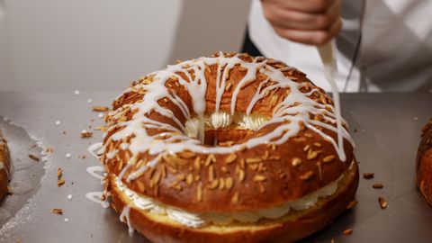 Un pastelero prepara roscones de reyes en una pastelera de Madrid.