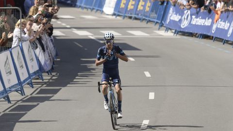 El corredor colombiano Iv�n Ramiro Sosa se impone vencedor de la etapa y l�der de la general, tras la segunda etapa de La Vuelta Ciclista a Asturias 2022 entre Cand�s y Cangas del Narcea del Narcea