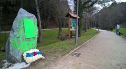 La placa con un grabado de Ramiro Recouso qued� oculta bajo una gruesa capa de pintura.