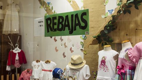 Carteles de rebajas en comercios de Oviedo