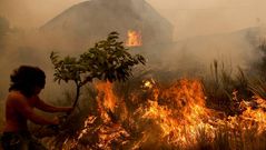 Lucha encarnizada contra el fuego en Fornelo de Monte