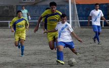 El Palmeira (de blanco) se llev� el derbi comarcal ante el Lamp�n al que super� en A Mina por 1-3. 