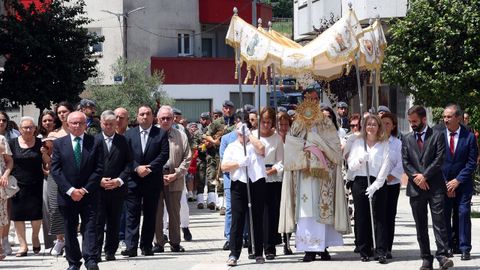 Procesión de Corpus saliendo de la iglesia de Santa Baia de Boiro, alfombras florales