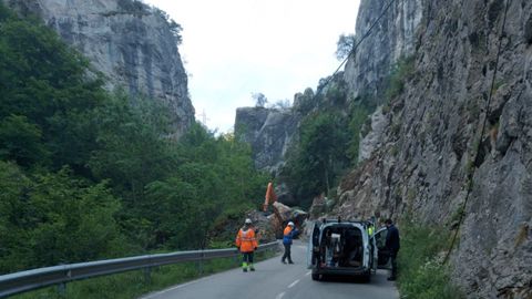 Carretera cortada por un nuevo argayo