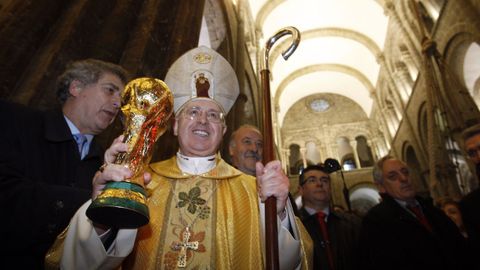 El arzobispo de Santiago, Julin Barrio, posa con la Copa del Mundo de Ftbol.