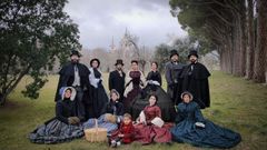  La ferrolana Julia Mom�n, segunda por la derecha sentada en el suelo, junto con otros recreadores civiles a los que conoci� gracias a su pasi�n por todo lo decimon�nico, que descubri� en el festival dedicado a la escritora brit�nica. Esta soci�loga de 29 a�os es capaz de dise�ar sus propias prendas de manera autodidacta.