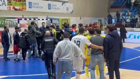 Fuerzas del orden al t�rmino del partido.