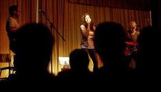 Alrededor de 150 internos acudieron al concierto que ofreci� Luc�a P�rez en el centro.