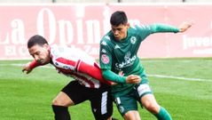 Cu�llar pugna por un bal�n en su retorno al once titular de los verdes