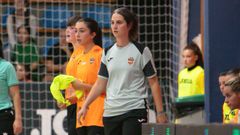 Beln Feal dirigiendo a su equipo durante un partido en Vista Alegre