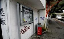 Los grafitis y la suciedad han invadido el viejo inmueble de la estaci�n de Betanzos-Ciudad.