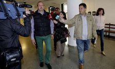 Jorge Dorribo, ayer, en los juzgados de Lugo. Su mujer es la primera por la derecha.