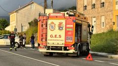 Imagen de archivo de los Bombeiros de Muros en una actuaci�n por un accidente de tr�fico.